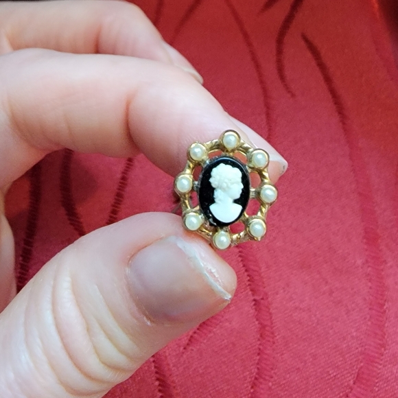 Vintage Cameo Gold Pearl Clip on earrings - Picture 2 of 7